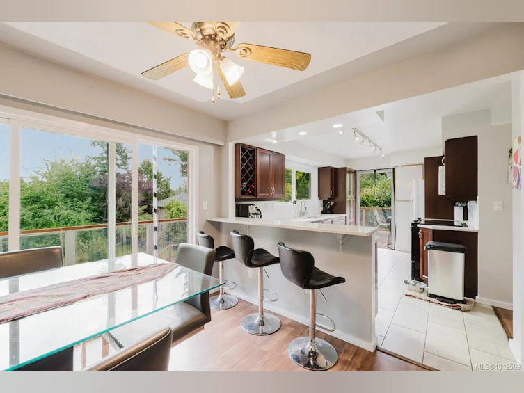 4905 Lochside Drive, Saanich, BC, V8Y 2E6 - 7