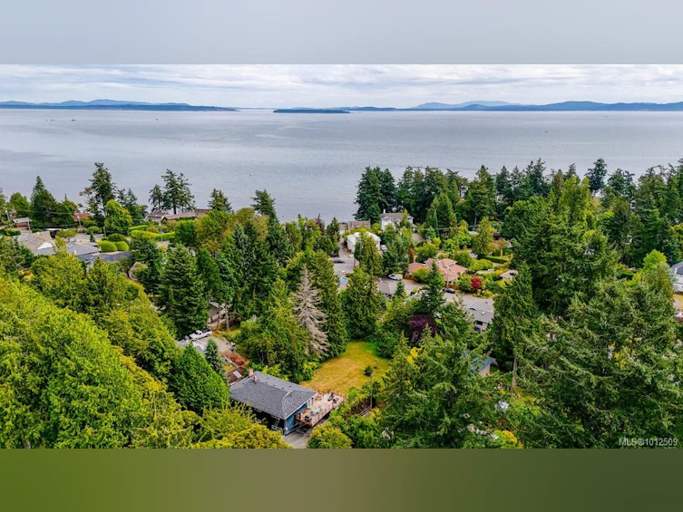 4905 Lochside Drive, Saanich, BC, V8Y 2E6 - 3