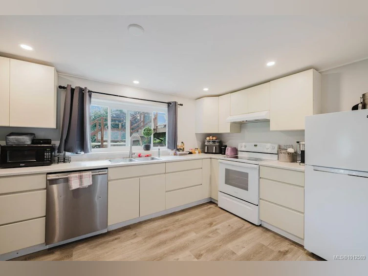 4905 Lochside Drive, Saanich, BC, V8Y 2E6 - 24