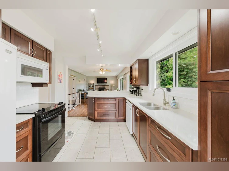 4905 Lochside Drive, Saanich, BC, V8Y 2E6 - 9
