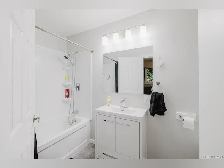 4905 Lochside Drive, Saanich, BC, V8Y 2E6 - 12