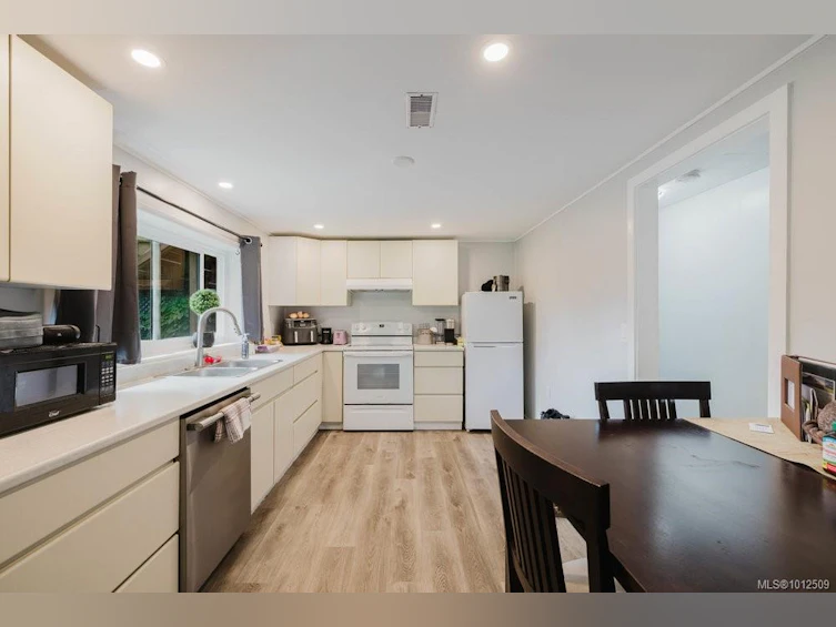 4905 Lochside Drive, Saanich, BC, V8Y 2E6 - 25