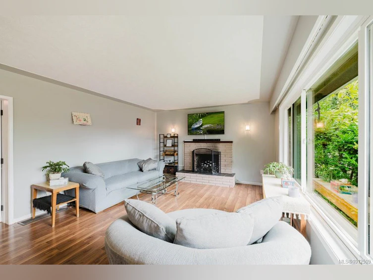 4905 Lochside Drive, Saanich, BC, V8Y 2E6 - 5