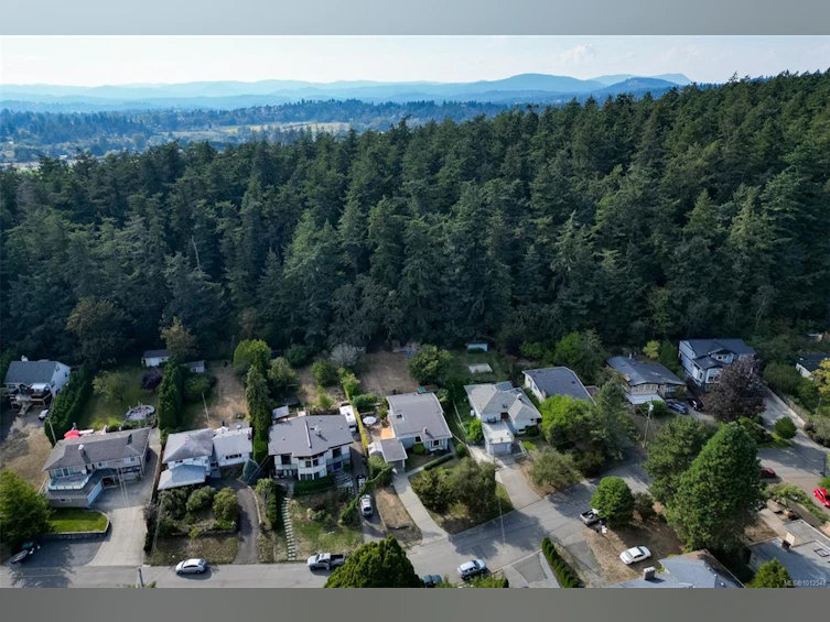 4270 Parkside Crescent, Saanich, BC, V8N 2C3 - 3