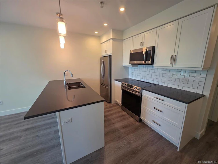 201-119 Haliburton Street, Nanaimo, BC, V9R 4V9 - 4