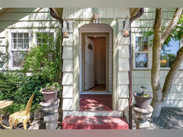 612 Fourth Street, Nanaimo, BC, V9R 1T7 - 2