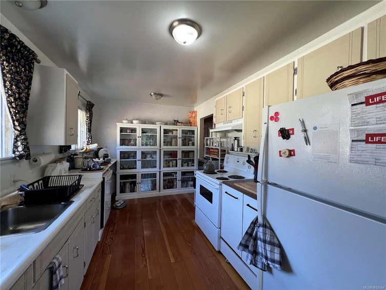 543 N Maquinna Drive, Tahsis-Zeballos, BC, V0P 1X0 - 2
