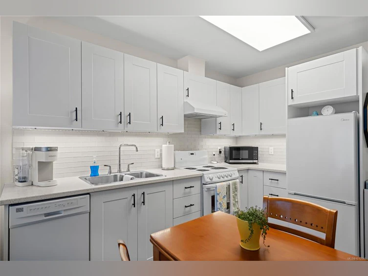 201-1070 Southgate Street, Victoria, BC, V8V 2Z2 - 11