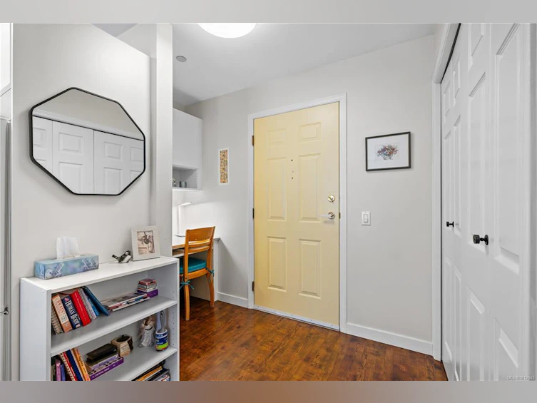 201-1070 Southgate Street, Victoria, BC, V8V 2Z2 - 2