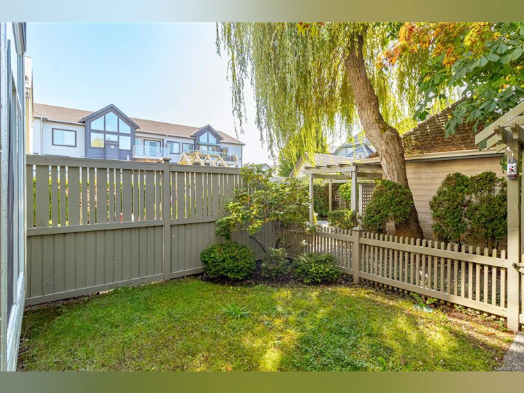 106-2250 James White Boulevard, Sidney, BC, V8L 1Z4 - 4