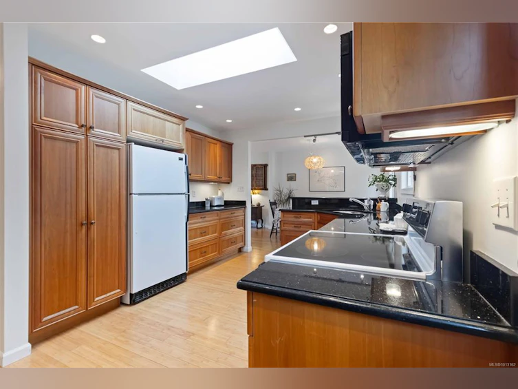 1492 Edgemont Road, Saanich, BC, V8N 4P8 - 10