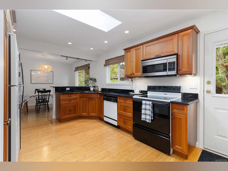 1492 Edgemont Road, Saanich, BC, V8N 4P8 - 9