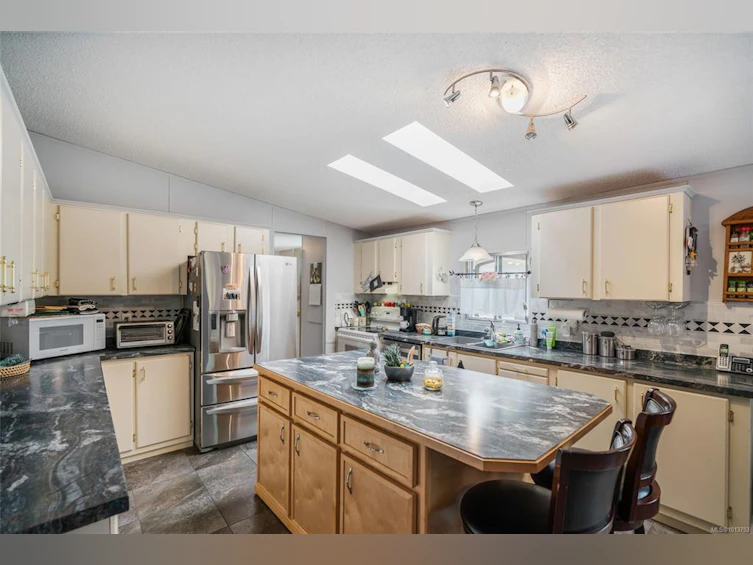 7442 Yake Road, Fanny Bay, BC, V0R 1W0 - 10