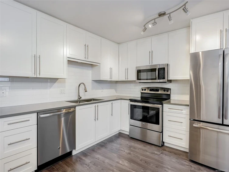 301-3240 Glasgow Avenue, Saanich, BC, V8S 3Z1 - 4