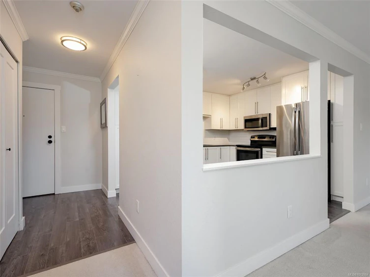 301-3240 Glasgow Avenue, Saanich, BC, V8S 3Z1 - 2