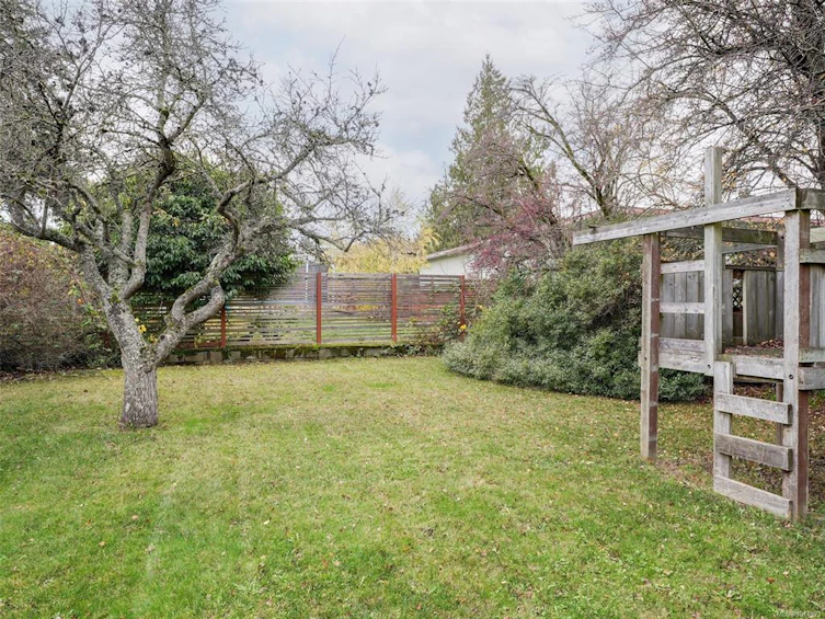 1660 Elm Street, Saanich, BC, V8P 2G4 - 24