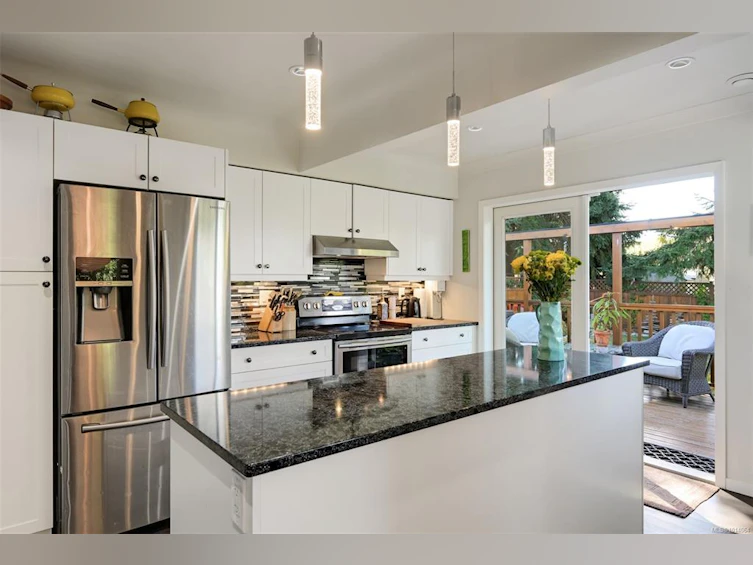 815 Leslie Drive, Saanich, BC, V8X 2Y3 - 14