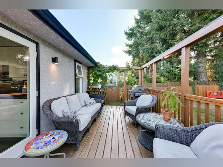 815 Leslie Drive, Saanich, BC, V8X 2Y3 - 22