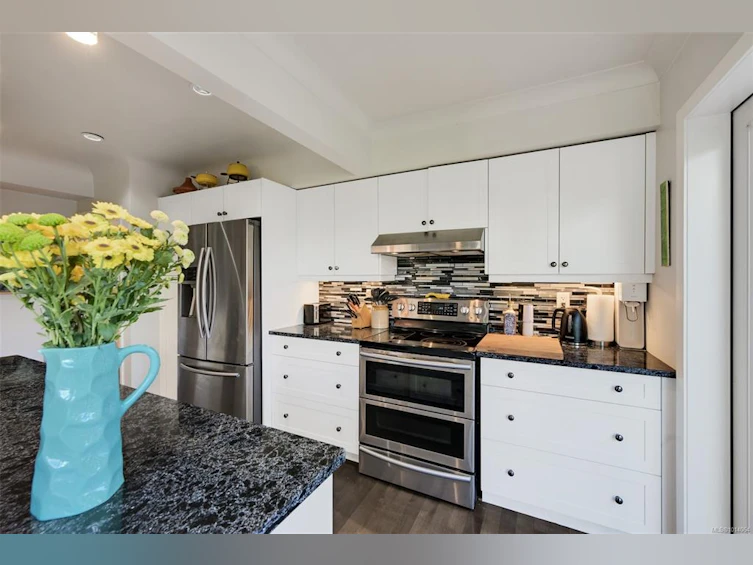 815 Leslie Drive, Saanich, BC, V8X 2Y3 - 16