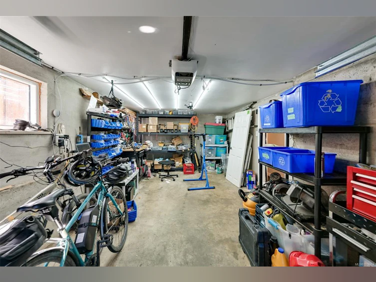 815 Leslie Drive, Saanich, BC, V8X 2Y3 - 45