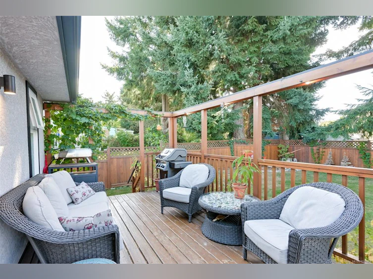 815 Leslie Drive, Saanich, BC, V8X 2Y3 - 21