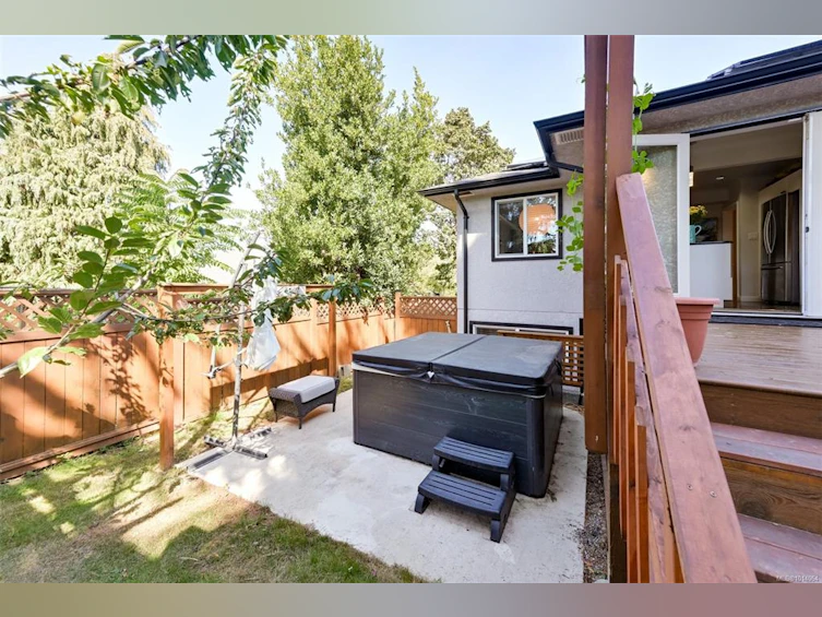 815 Leslie Drive, Saanich, BC, V8X 2Y3 - 46