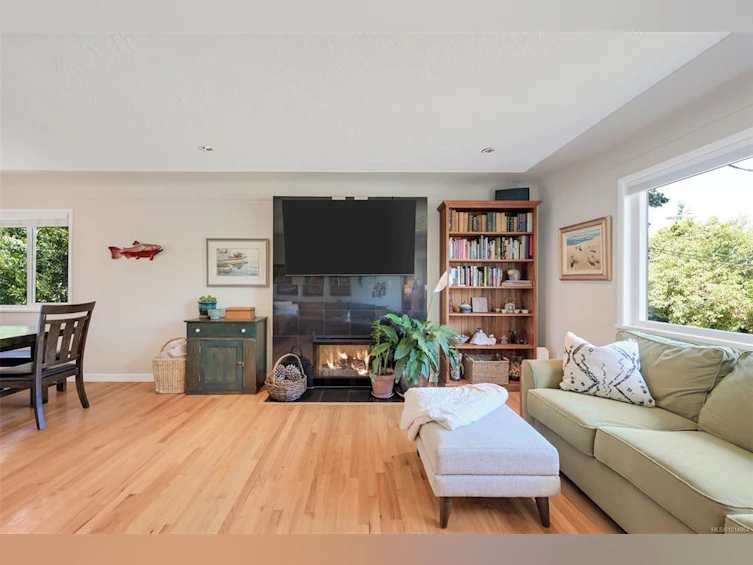 815 Leslie Drive, Saanich, BC, V8X 2Y3 - 9