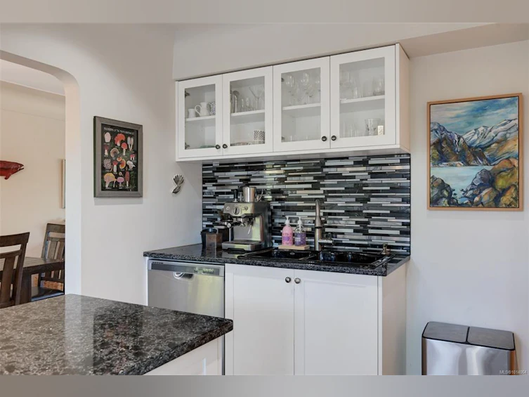 815 Leslie Drive, Saanich, BC, V8X 2Y3 - 17