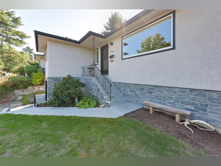 815 Leslie Drive, Saanich, BC, V8X 2Y3 - 7