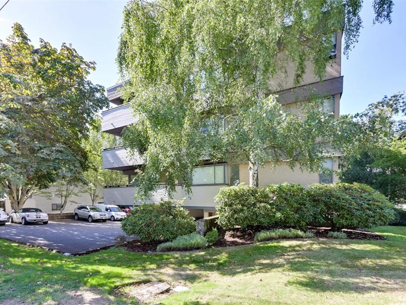 101 - 3274 Glasgow Avenue, Saanich BC V8X 1M2