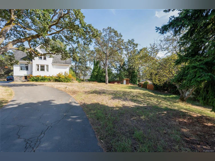 3353 Salsbury Way, Saanich, BC, V8P 3K4 - 16