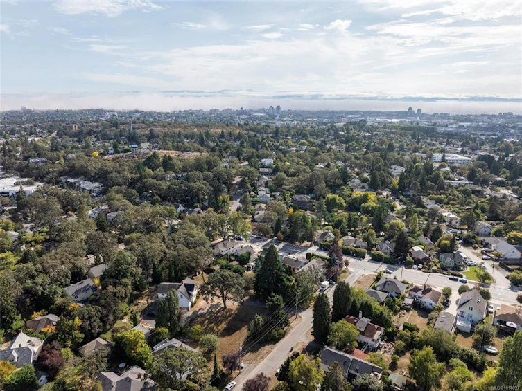 3353 Salsbury Way, Saanich, BC, V8P 3K4 - 5