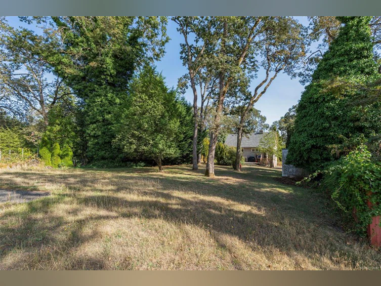 3353 Salsbury Way, Saanich, BC, V8P 3K4 - 14