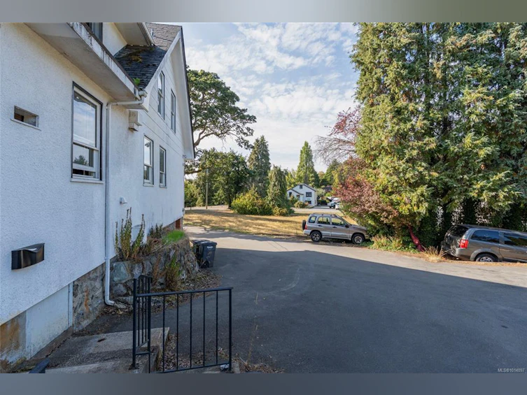 3353 Salsbury Way, Saanich, BC, V8P 3K4 - 18