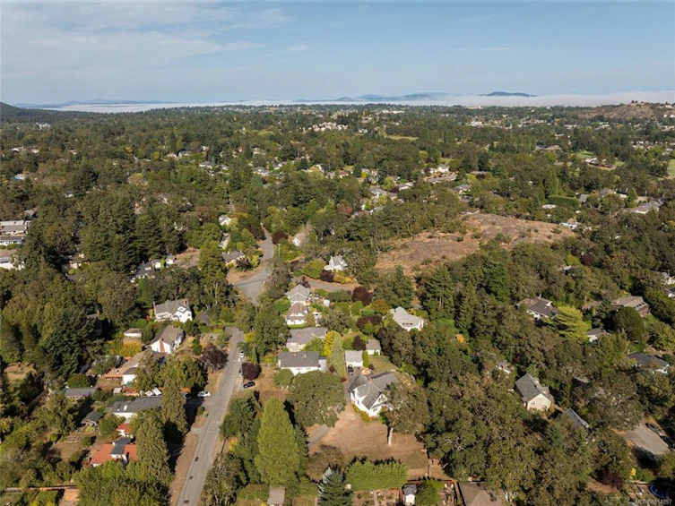 3353 Salsbury Way, Saanich, BC, V8P 3K4 - 3