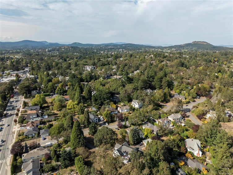 3353 Salsbury Way, Saanich, BC, V8P 3K4 - 4