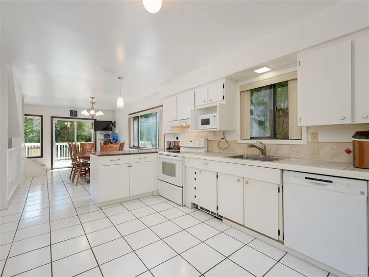 5255 Hanover Place, Saanich, BC, V8Y 2C7 - 4