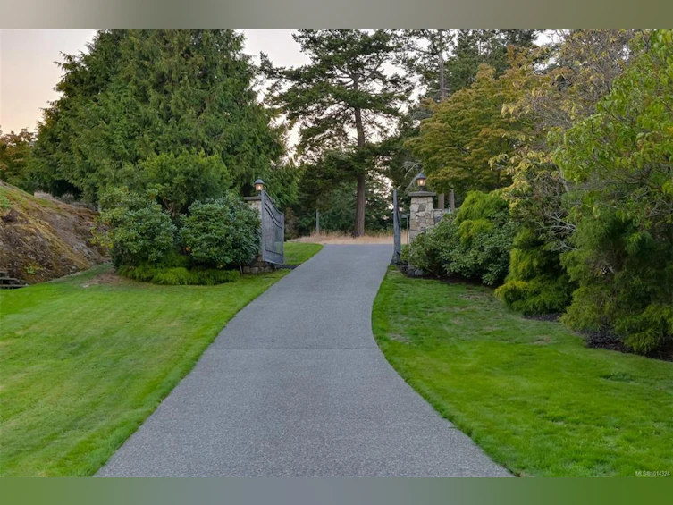 2807 Arbutus Road, Saanich, BC, V8N 5X6 - 74
