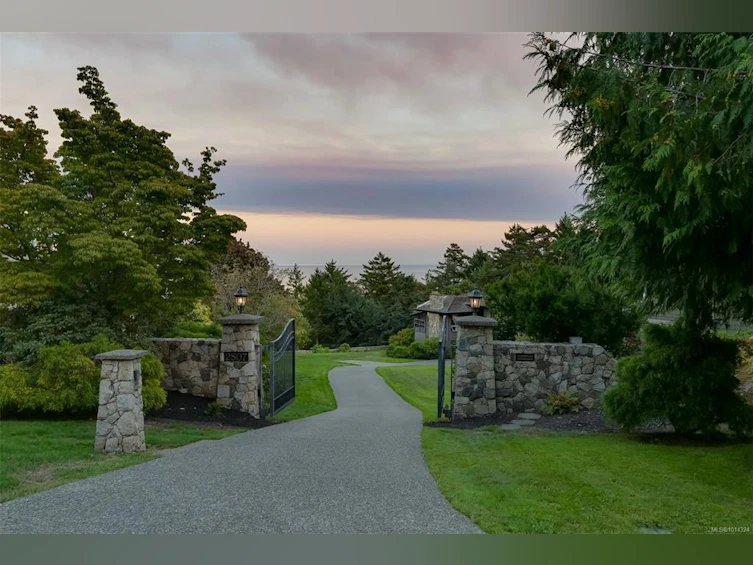 2807 Arbutus Road, Saanich, BC, V8N 5X6 - 77