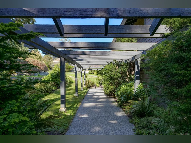 2807 Arbutus Road, Saanich, BC, V8N 5X6 - 71