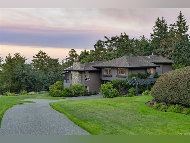 2807 Arbutus Road, Saanich, BC, V8N 5X6 - 2