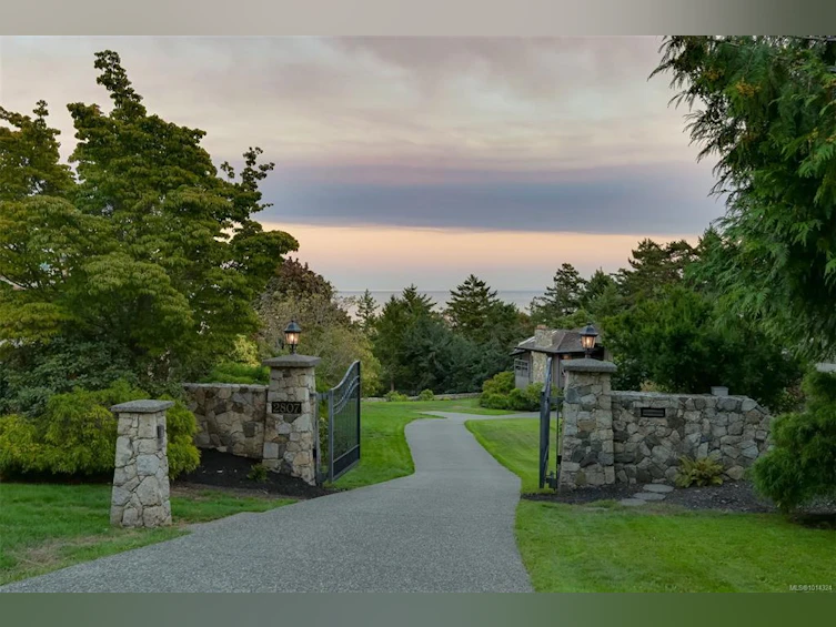 2807 Arbutus Road, Saanich, BC, V8N 5X6 - 3