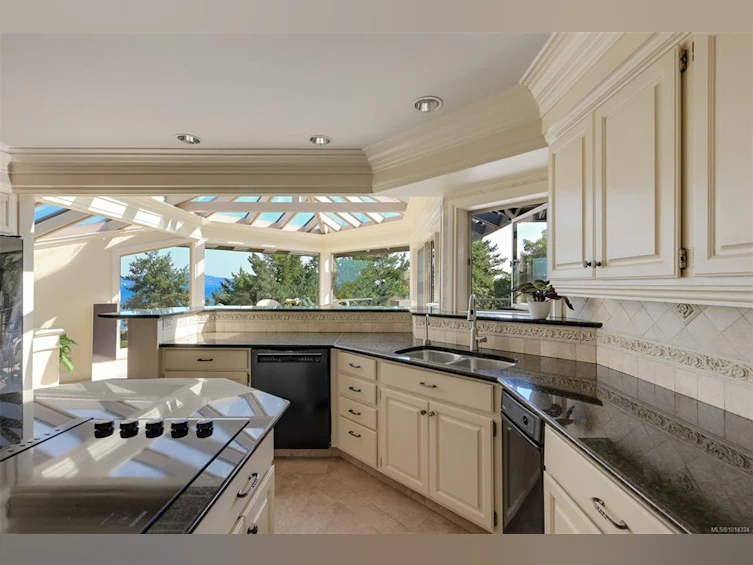2807 Arbutus Road, Saanich, BC, V8N 5X6 - 14