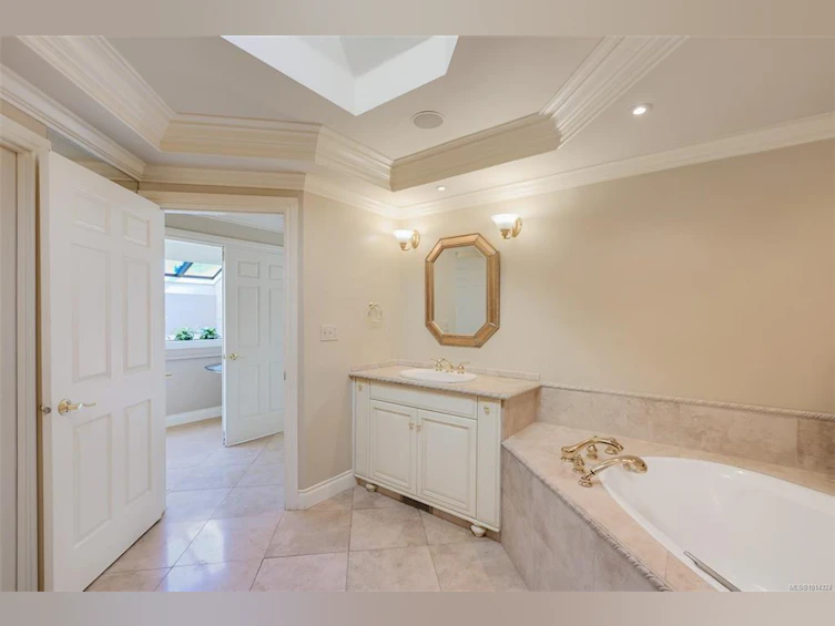 2807 Arbutus Road, Saanich, BC, V8N 5X6 - 46