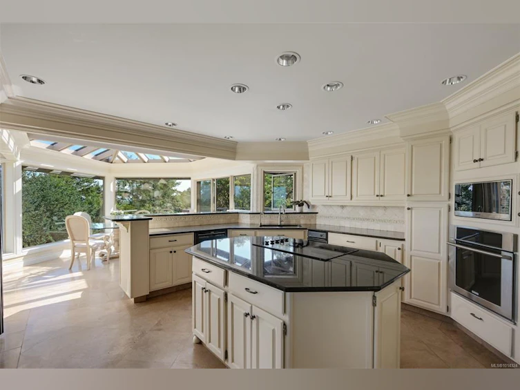 2807 Arbutus Road, Saanich, BC, V8N 5X6 - 13