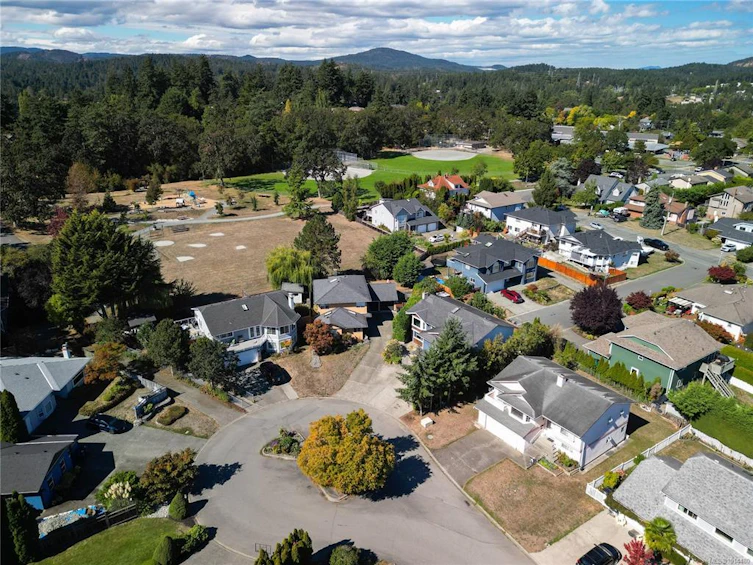 1290 Lidgate Court, Saanich, BC, V8Z 7E3 - 39