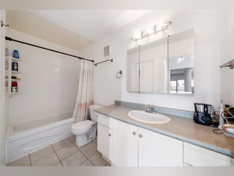 404-770 Cormorant Street, Victoria, BC, V8W 3J3 - 16