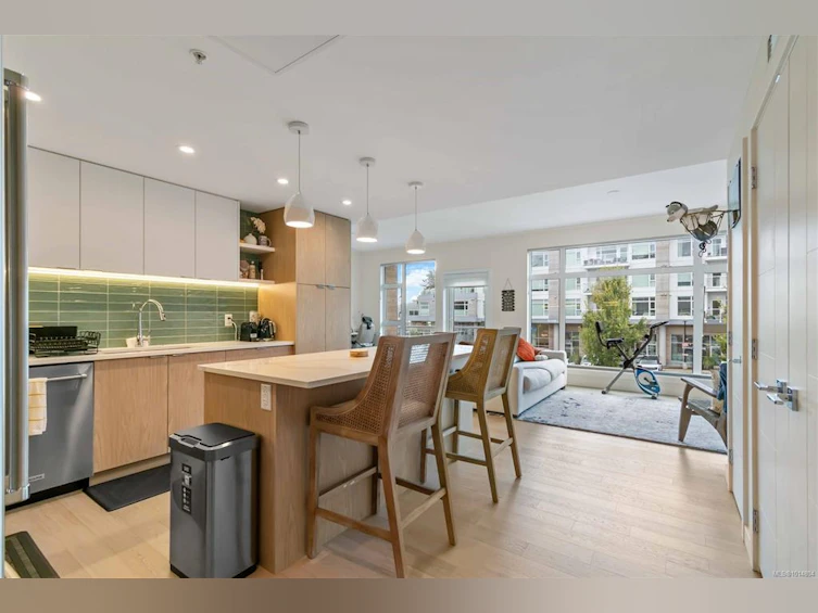 202-5122 Cordova Bay Road, Saanich, BC, V8Y 2K5 - 3