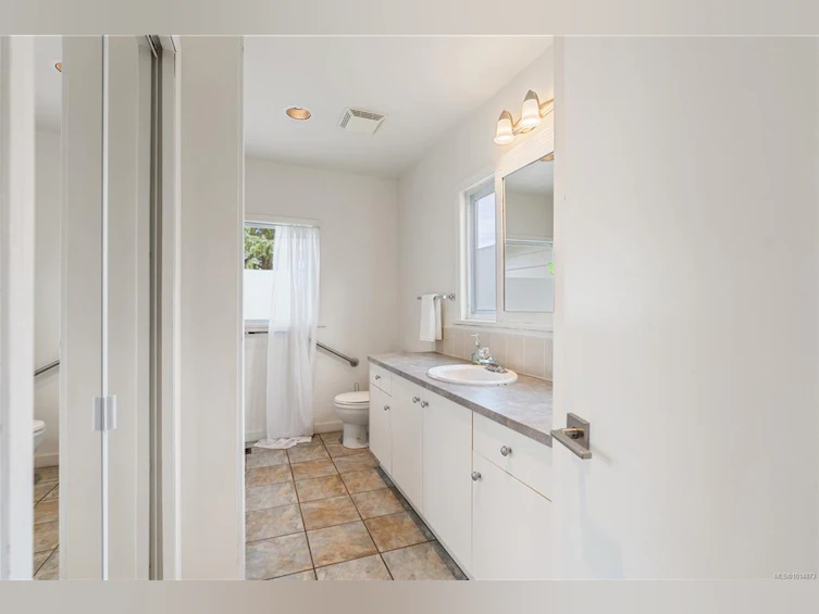 1564 San Juan Avenue, Saanich, BC, V8N 2L5 - 22