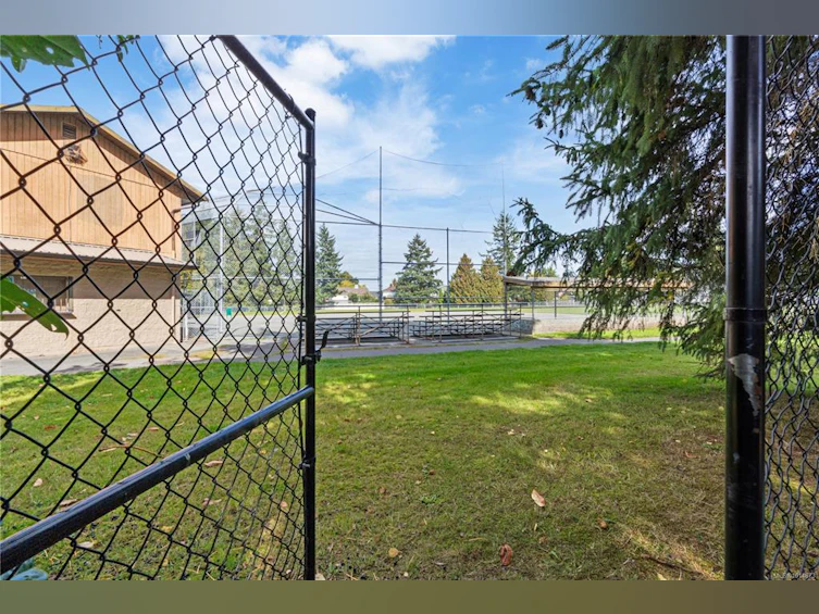 1564 San Juan Avenue, Saanich, BC, V8N 2L5 - 17
